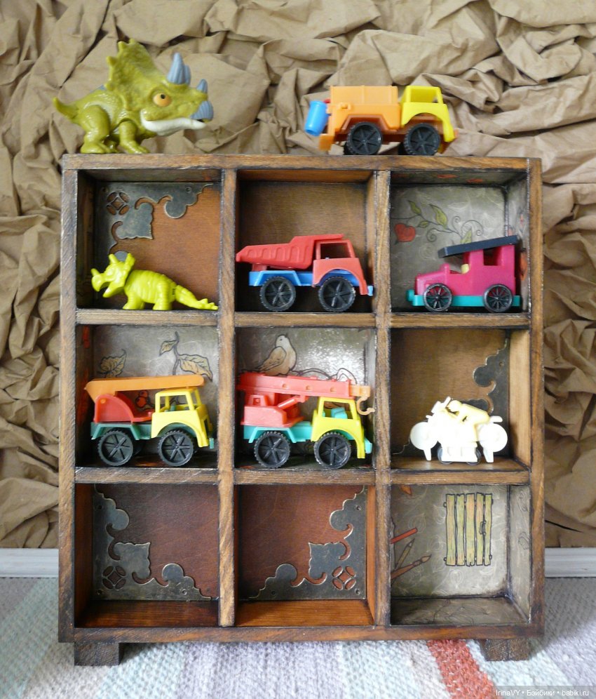 Витринка для игрушек "Физалис" в винтажном стиле