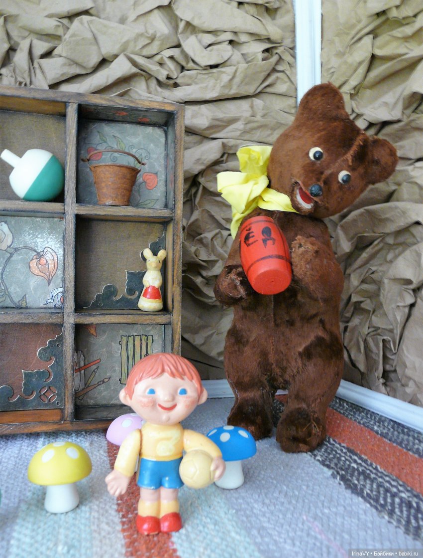 Витринка для игрушек "Физалис" в винтажном стиле