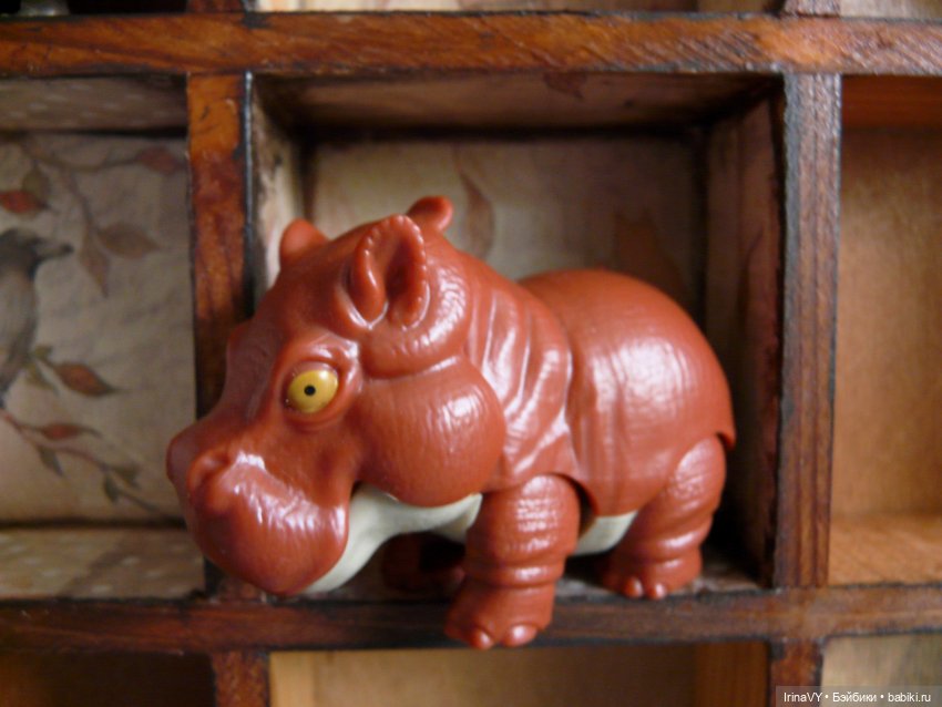 Витринка для игрушек "Мудрый ворон, ловкий кот"