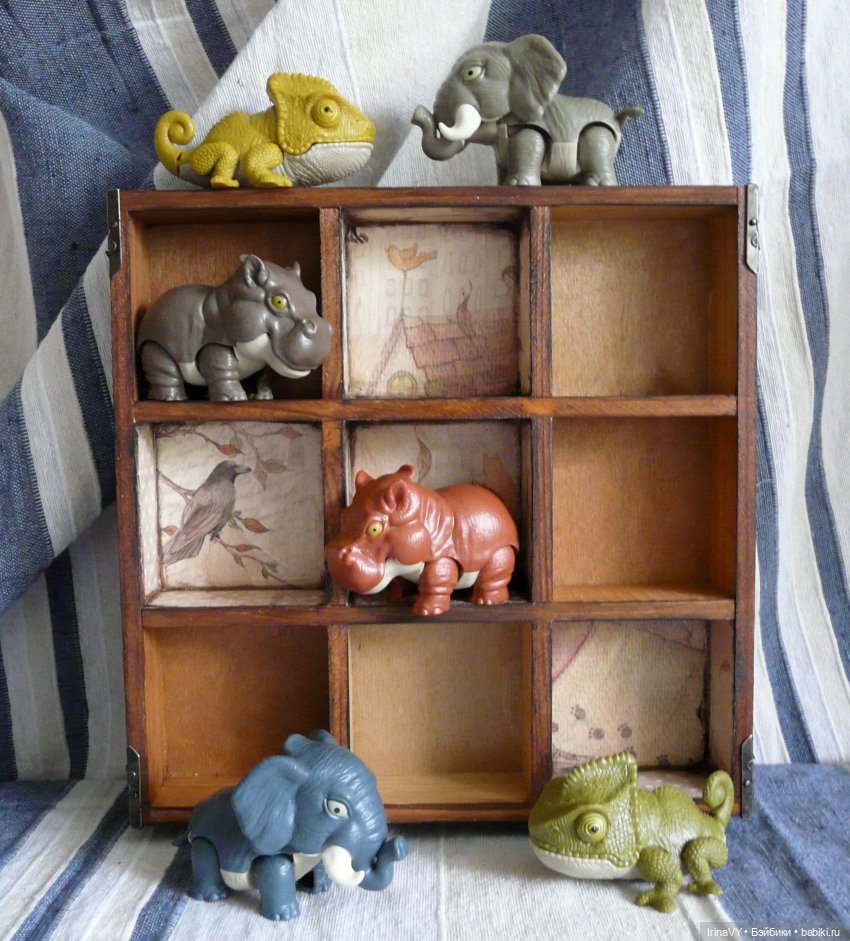 Витринка для игрушек "Мудрый ворон, ловкий кот"