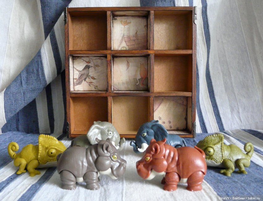 Витринка для игрушек "Мудрый ворон, ловкий кот"