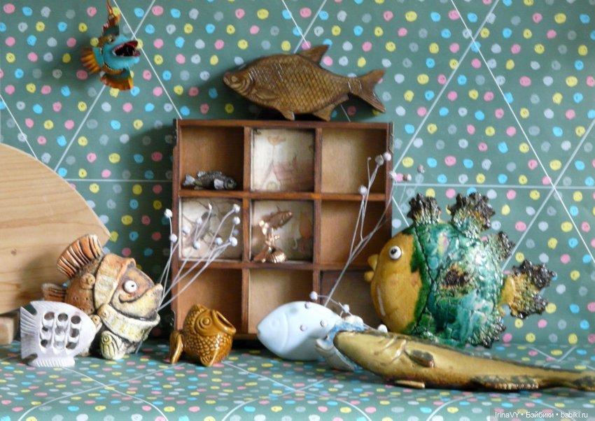 Витринка для игрушек "Мудрый ворон, ловкий кот"