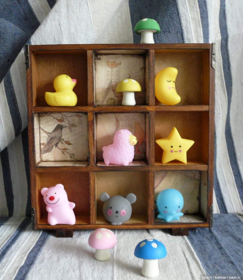 Витринка для игрушек "Мудрый ворон, ловкий кот"