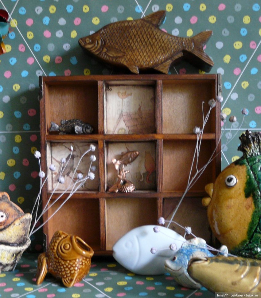 Витринка для игрушек "Мудрый ворон, ловкий кот"