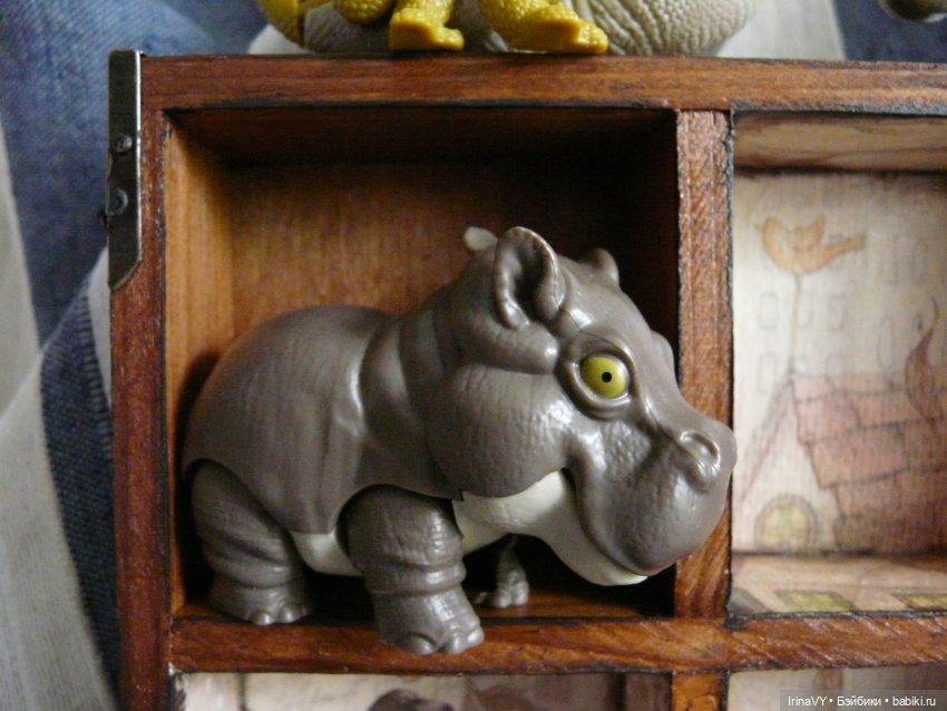 Витринка для игрушек "Мудрый ворон, ловкий кот"