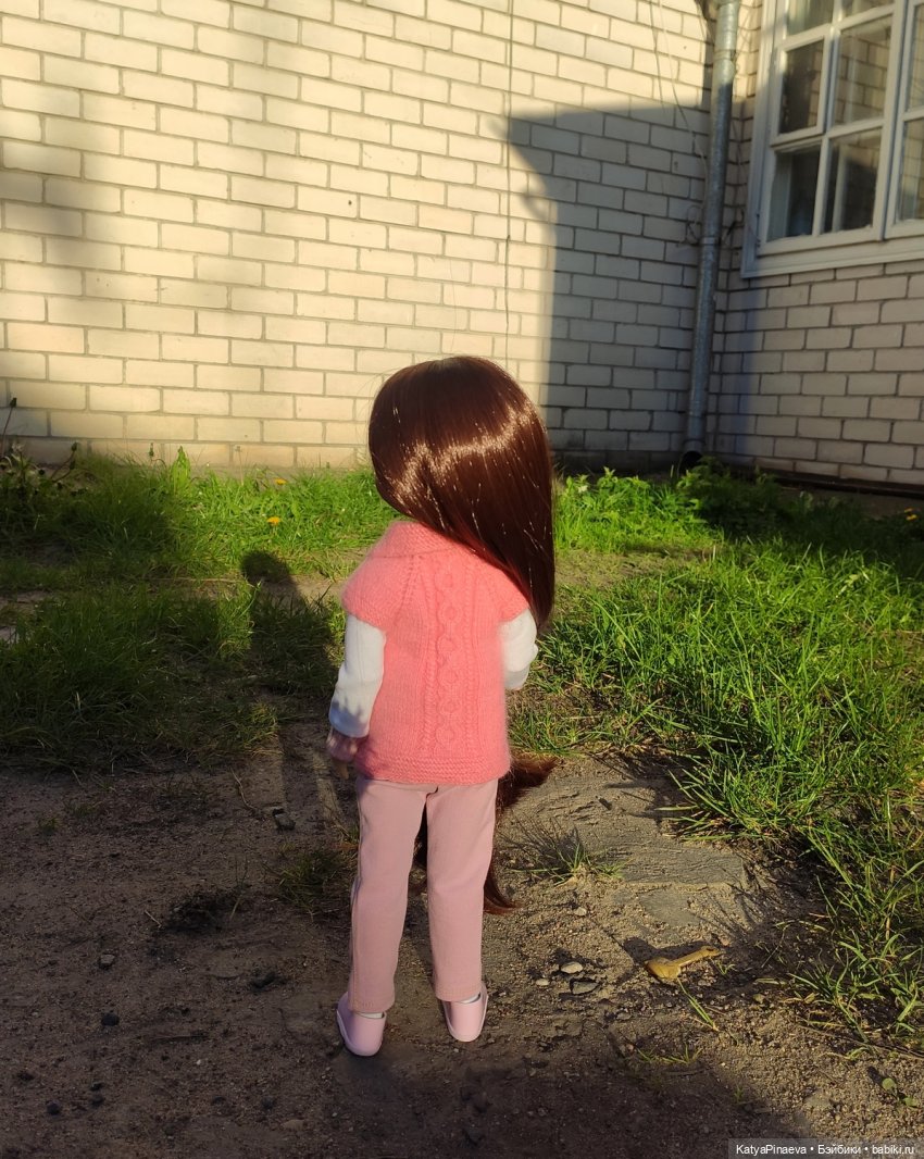 Лила на прогулке | Бэйбики Лила на прогулке — Куклы Ruby Red (Руби Ред) Fashion Friends: Siblies (фото 2)