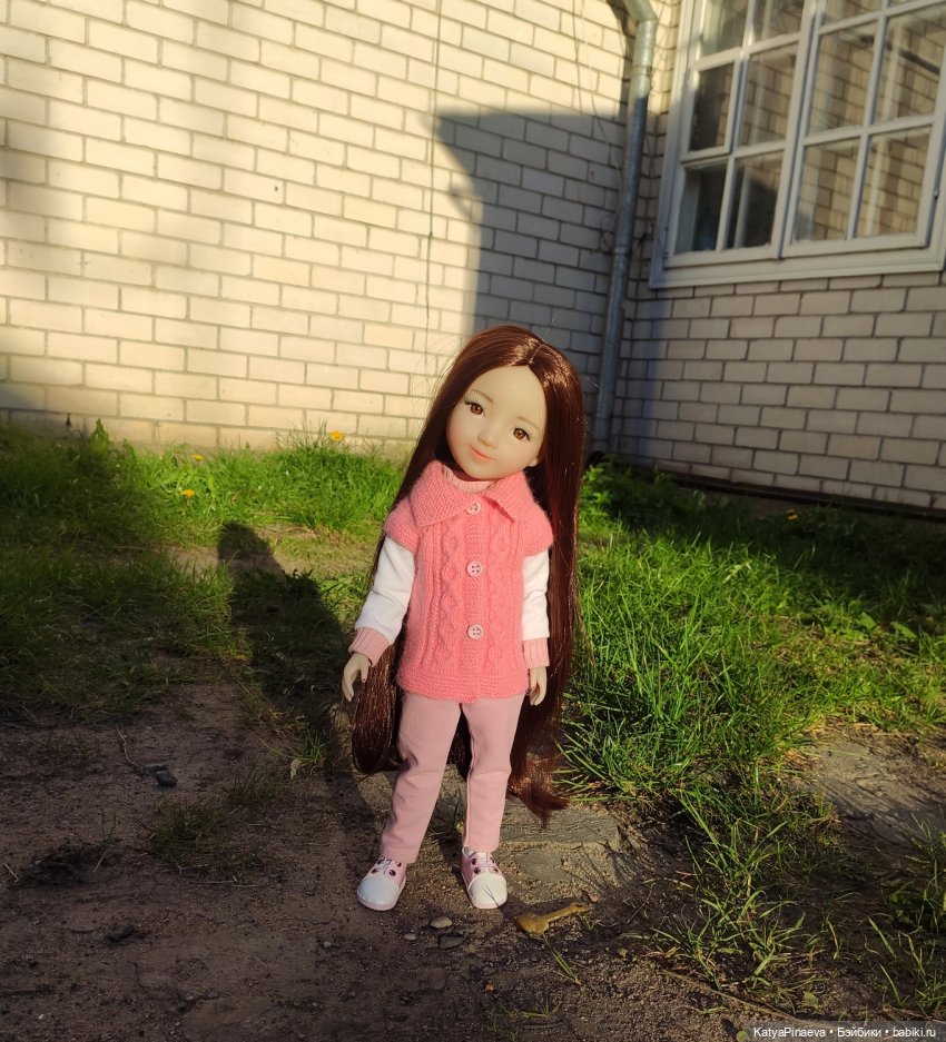 Лила на прогулке | Бэйбики Лила на прогулке — Куклы Ruby Red (Руби Ред) Fashion Friends: Siblies (фото 3)