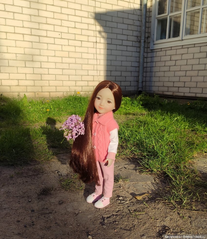 Лила на прогулке | Бэйбики Лила на прогулке — Куклы Ruby Red (Руби Ред) Fashion Friends: Siblies