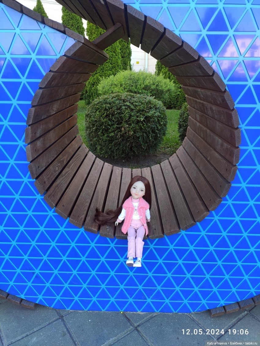 Лила на прогулке | Бэйбики Лила на прогулке — Куклы Ruby Red (Руби Ред) Fashion Friends: Siblies (фото 7)