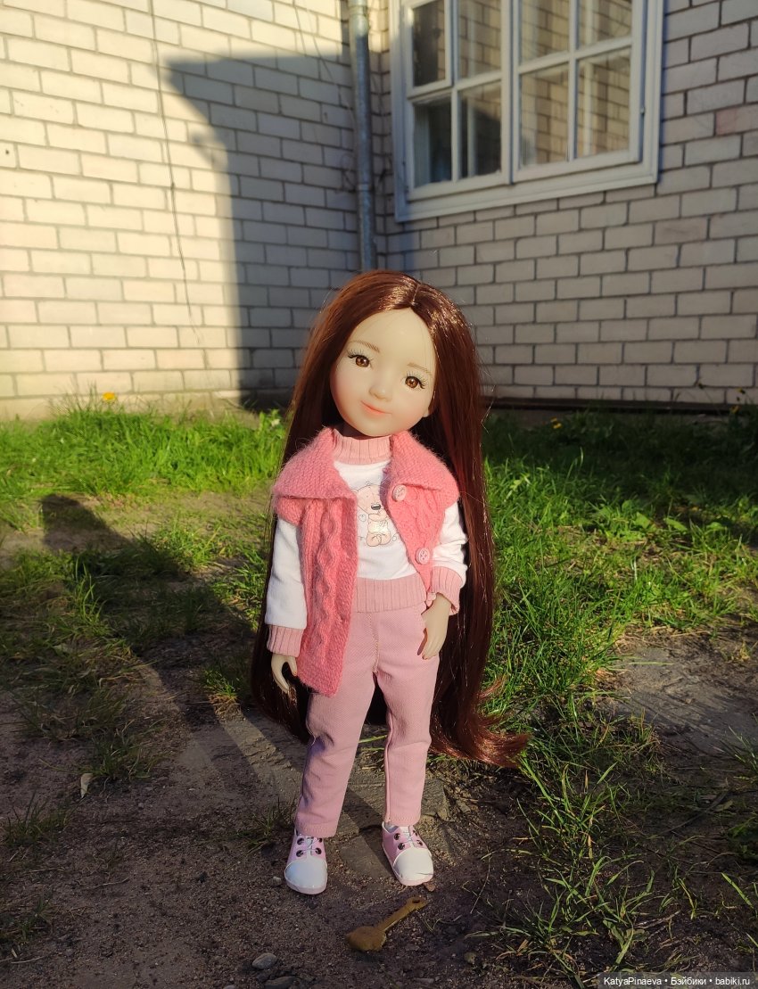 Лила на прогулке | Бэйбики Лила на прогулке — Куклы Ruby Red (Руби Ред) Fashion Friends: Siblies (фото 4)