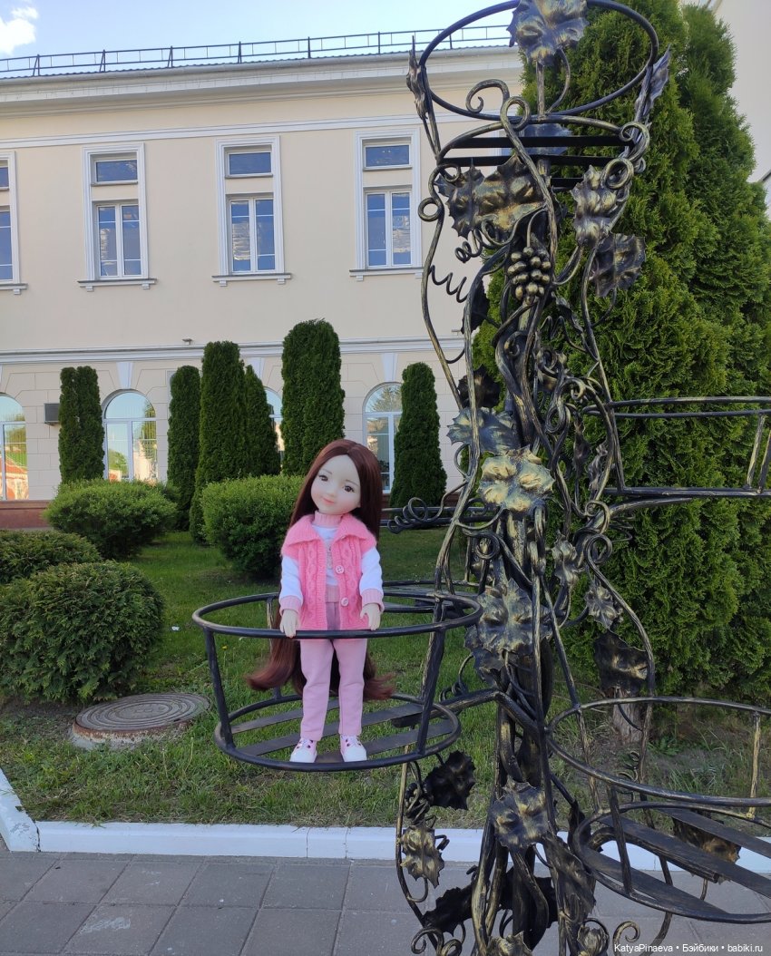 Лила на прогулке | Бэйбики Лила на прогулке — Куклы Ruby Red (Руби Ред) Fashion Friends: Siblies (фото 6)