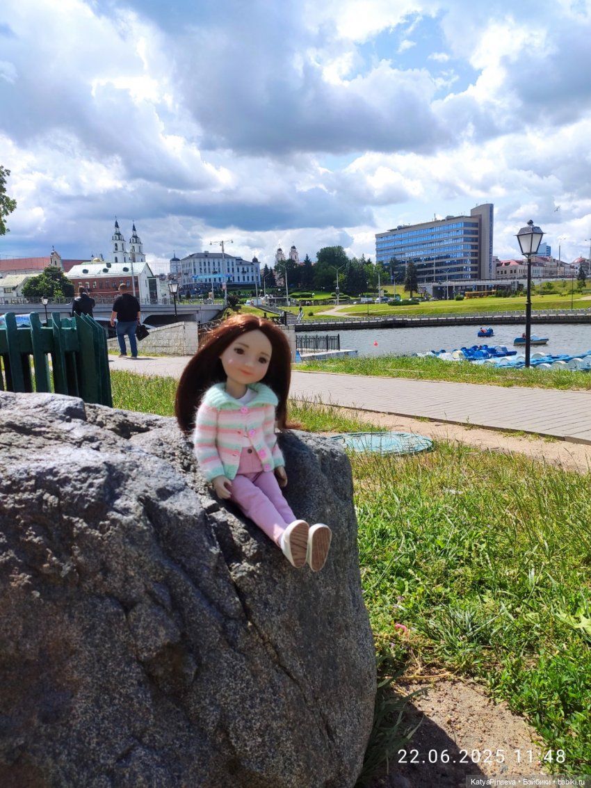прогулка по Минску | Бэйбики Прогулка по Минску — Куклы Ruby Red (Руби Ред) Fashion Friends: Siblies (фото 4)