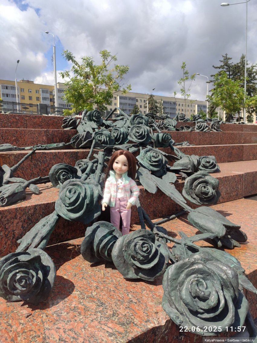 прогулка по Минску | Бэйбики Прогулка по Минску — Куклы Ruby Red (Руби Ред) Fashion Friends: Siblies (фото 6)