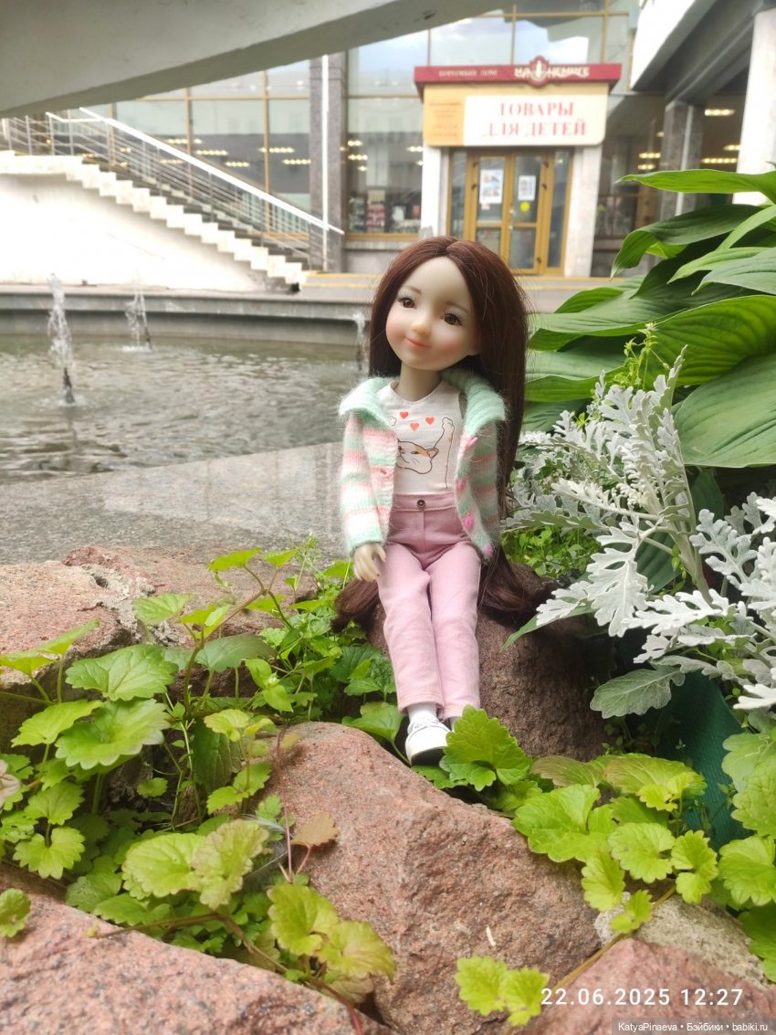 прогулка по Минску | Бэйбики Прогулка по Минску — Куклы Ruby Red (Руби Ред) Fashion Friends: Siblies (фото 9)