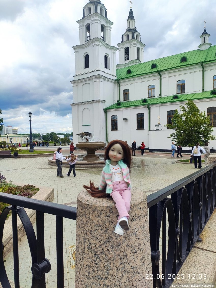 прогулка по Минску | Бэйбики Прогулка по Минску — Куклы Ruby Red (Руби Ред) Fashion Friends: Siblies (фото 5)