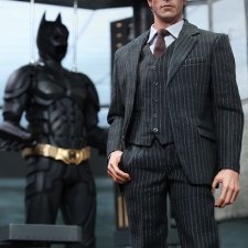 Hot Toys. Костюм Брюса Уэйнна и подставка для 1/6