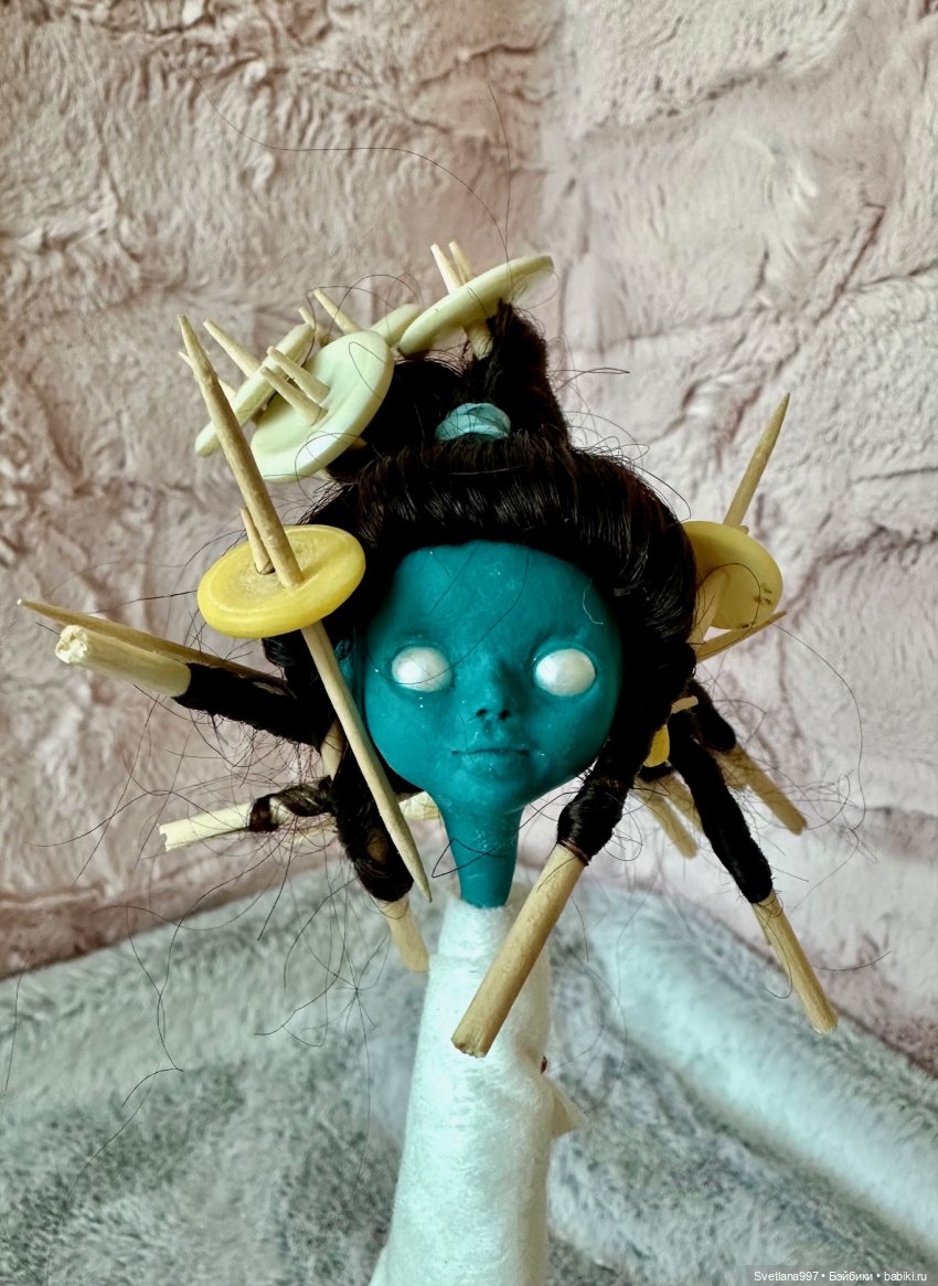 Не знаете, куда деть старые бабушкины пуговицы? Локоны для Лати. Парик (фото 6)