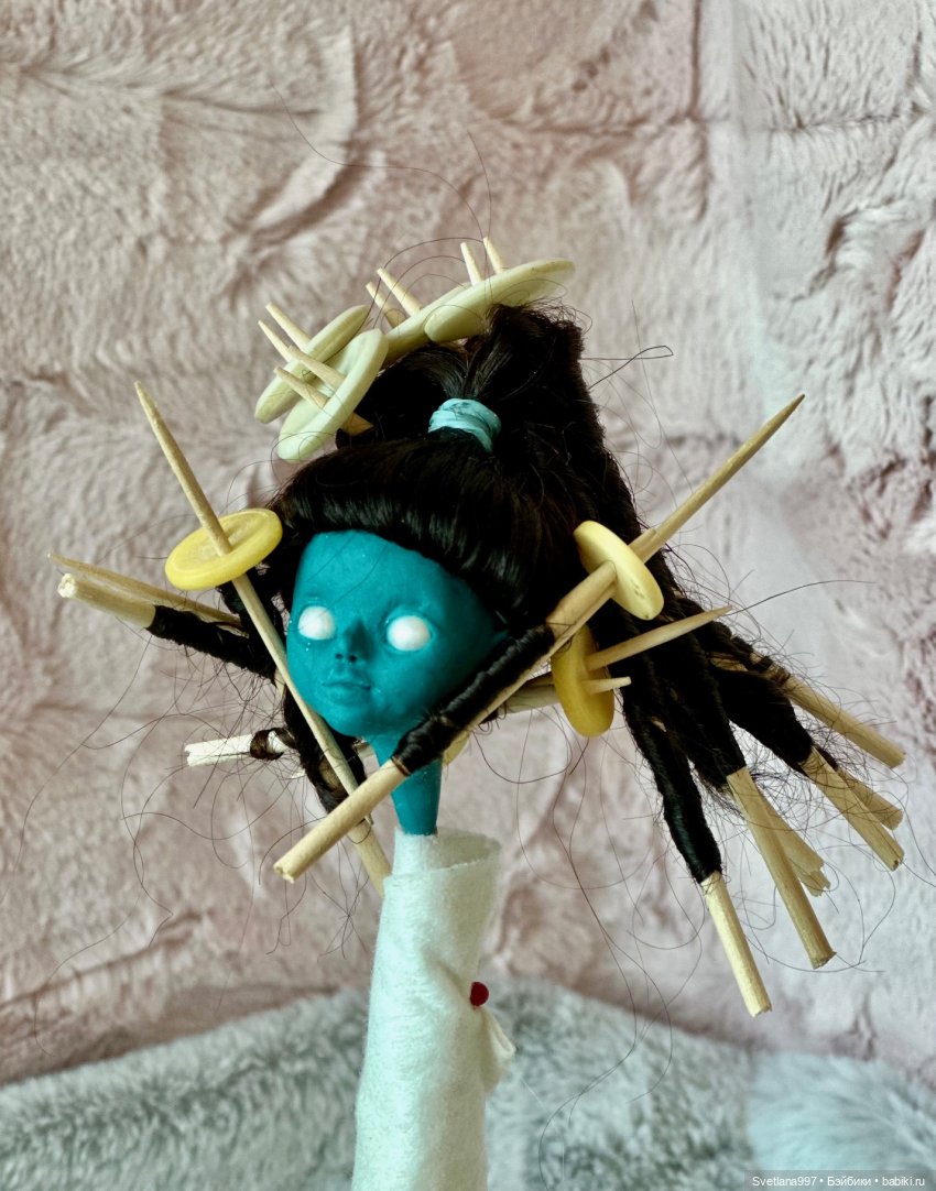 Не знаете, куда деть старые бабушкины пуговицы? Локоны для Лати. Парик (фото 7)