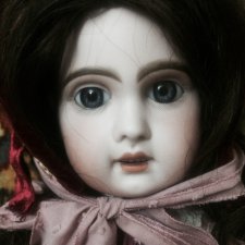 Милая девочка Жюмо