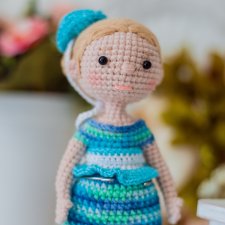 Кукла в с голубым цветком