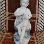 Статуэтка из фарфора "Девочка с венком". СССР