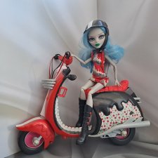 Гулия на скутере