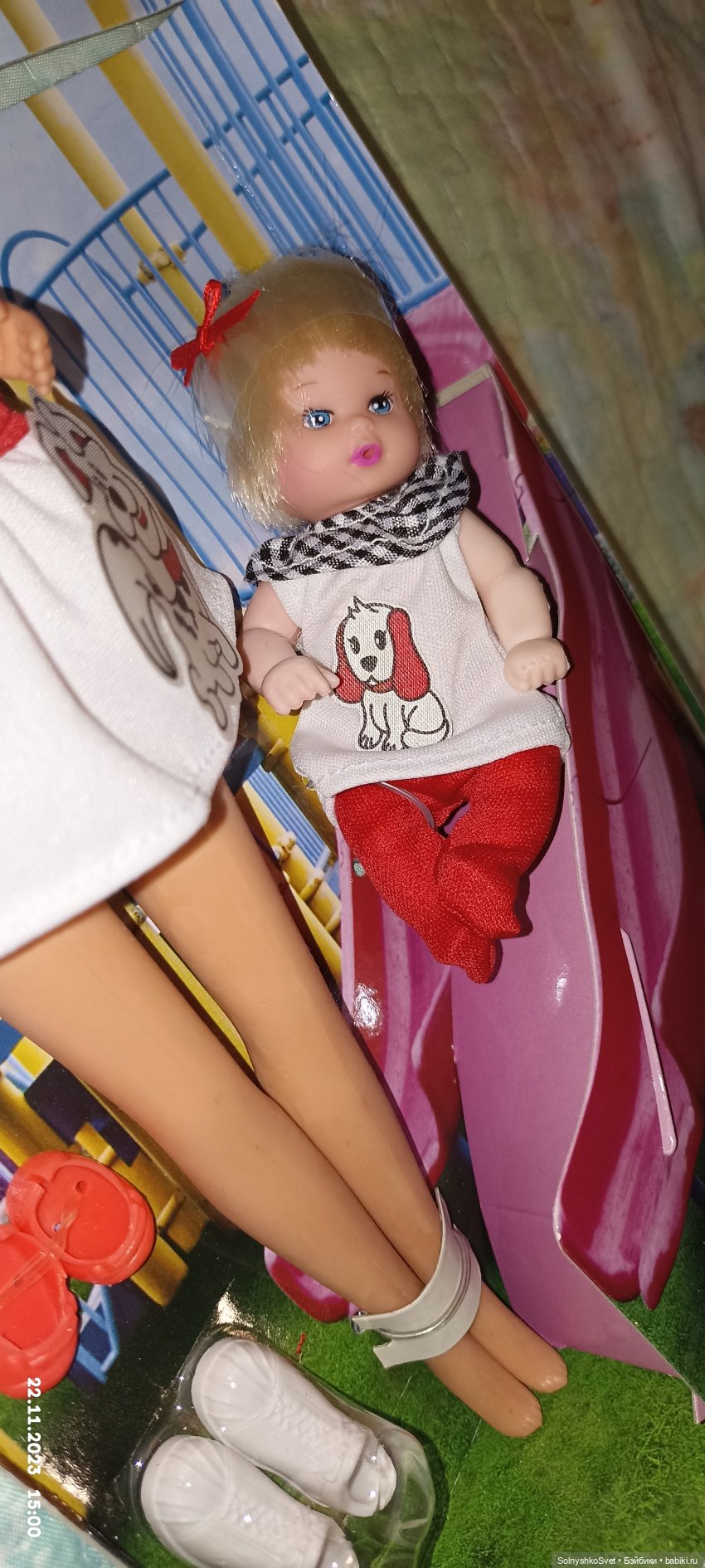 Малышка на горке