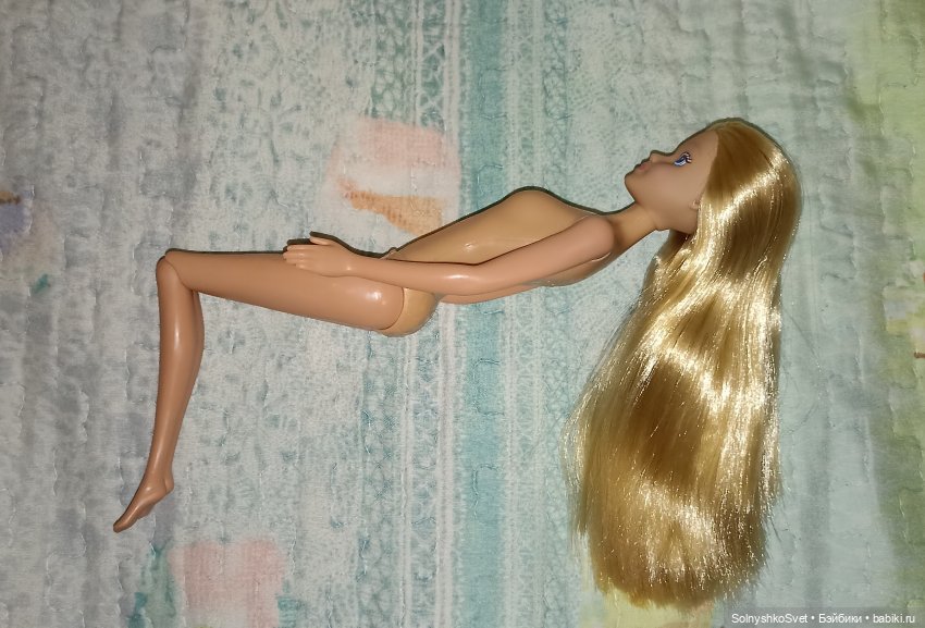 Так кукла сидит. в профиль Так кукла сидит. в профиль