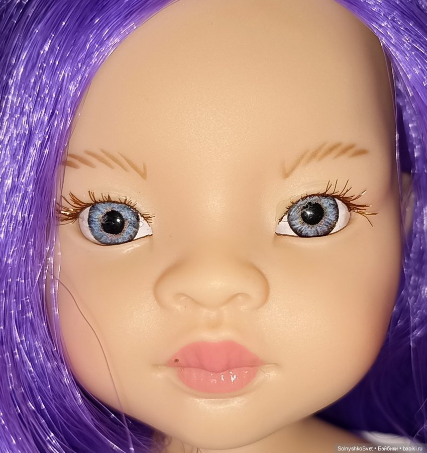 Вид ресниц и глазок. На губе мусоринка