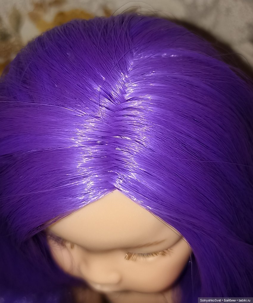 Пробор выполнен аккуратно