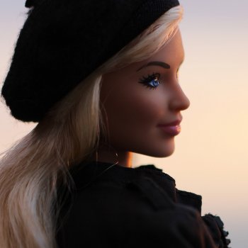 Марго впервые видит свет