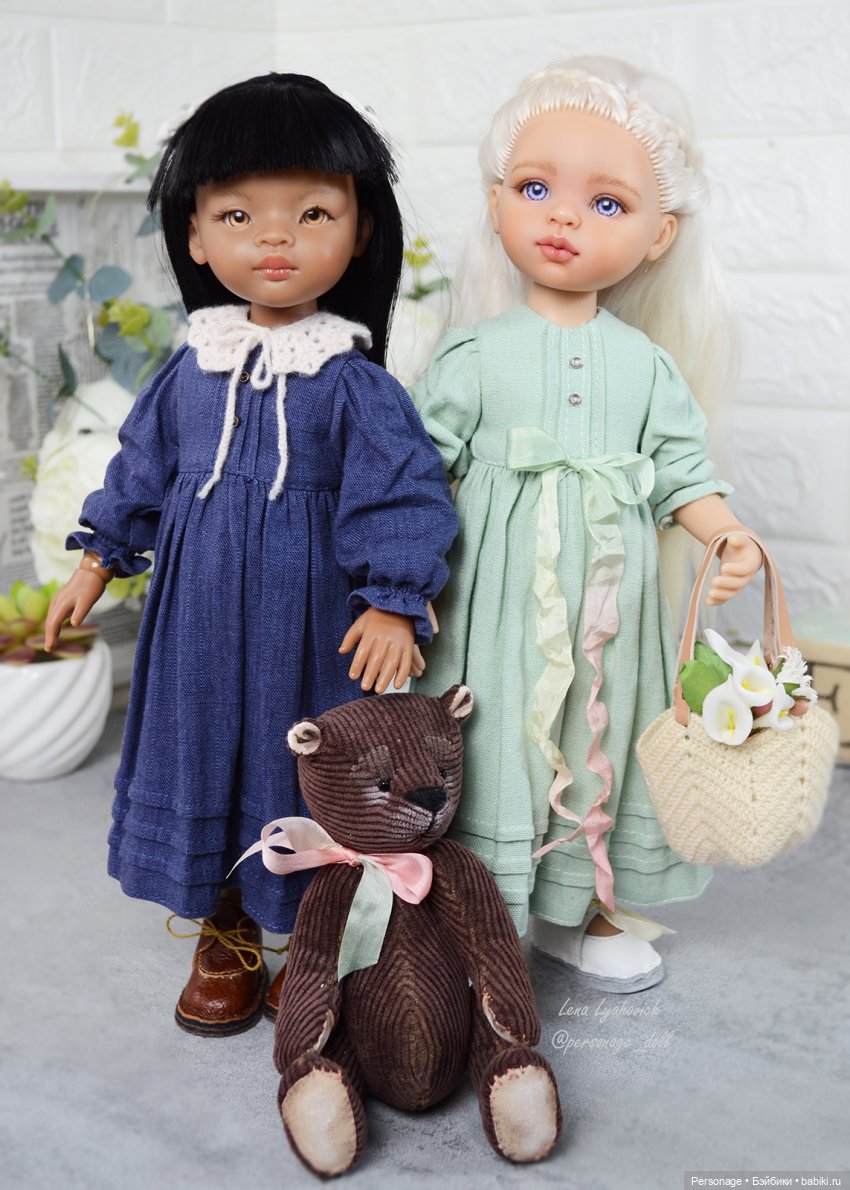 Две подружки на горной тропинке. Два новых платья