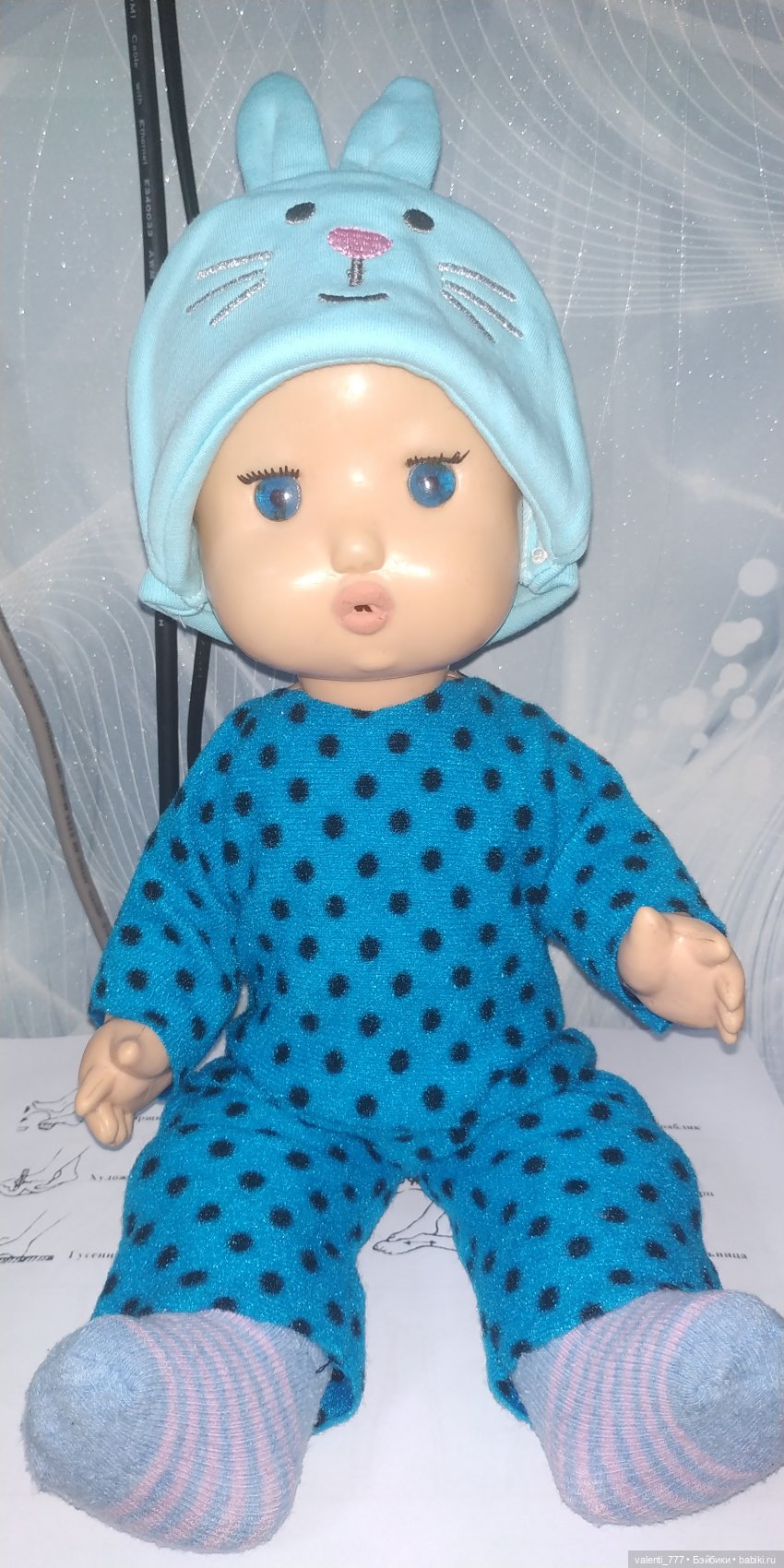 Шапочку и носочки позаимствовала у сына, они ему все равно малы уже стали