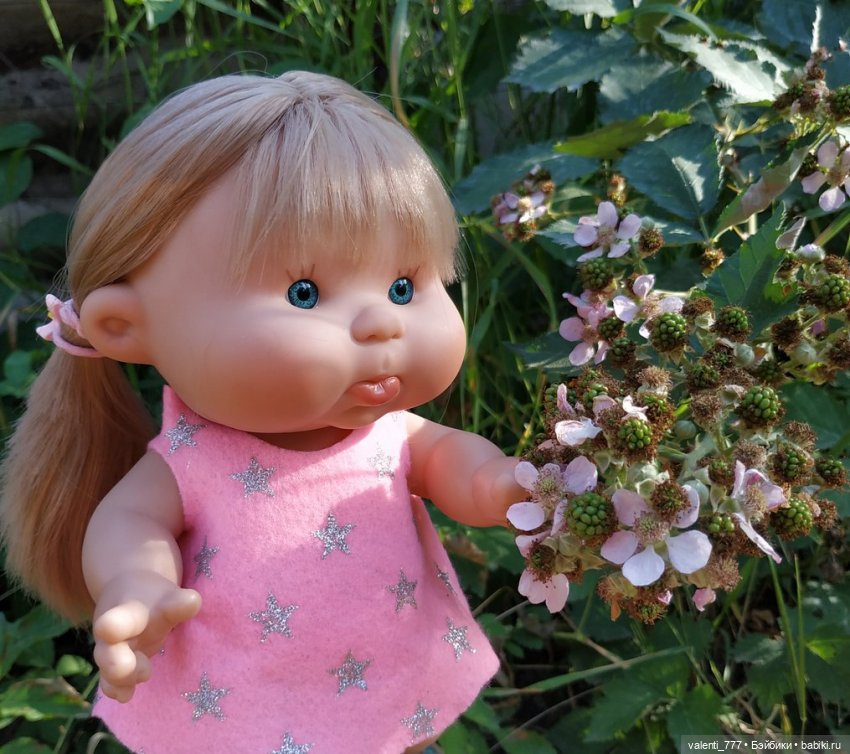 Булочка с ягодами — Куклы Nines d'Onil (Нинес): Миа (Mia) (фото 6)