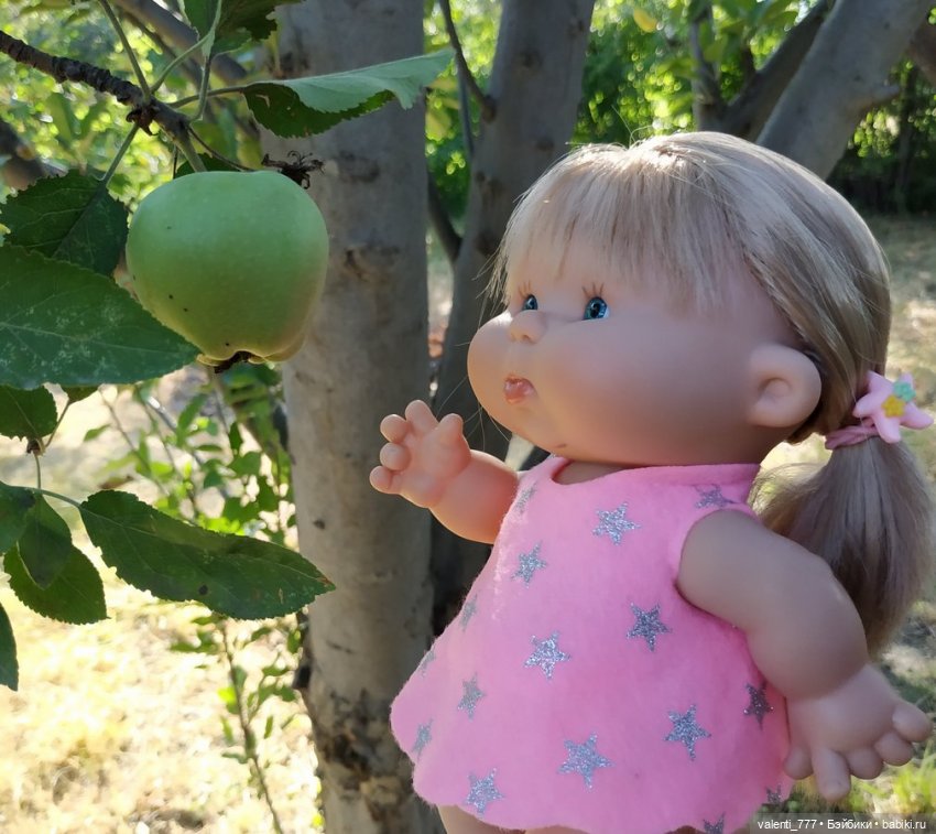 Булочка с ягодами — Куклы Nines d'Onil (Нинес): Миа (Mia) (фото 7)