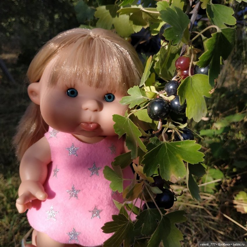 Булочка с ягодами — Куклы Nines d'Onil (Нинес): Миа (Mia) (фото 5)