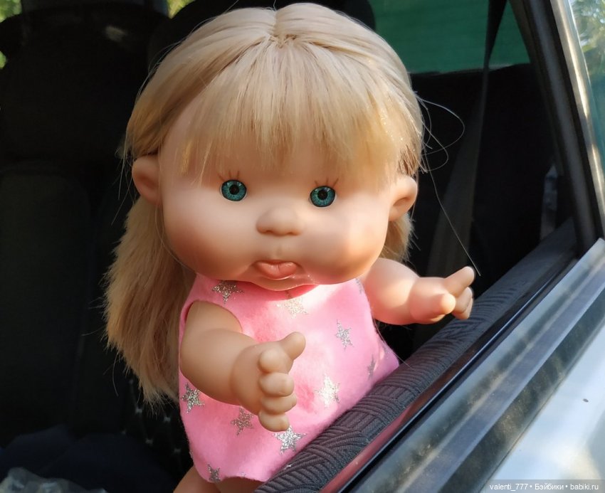 Булочка с ягодами — Куклы Nines d'Onil (Нинес): Миа (Mia) (фото 2)