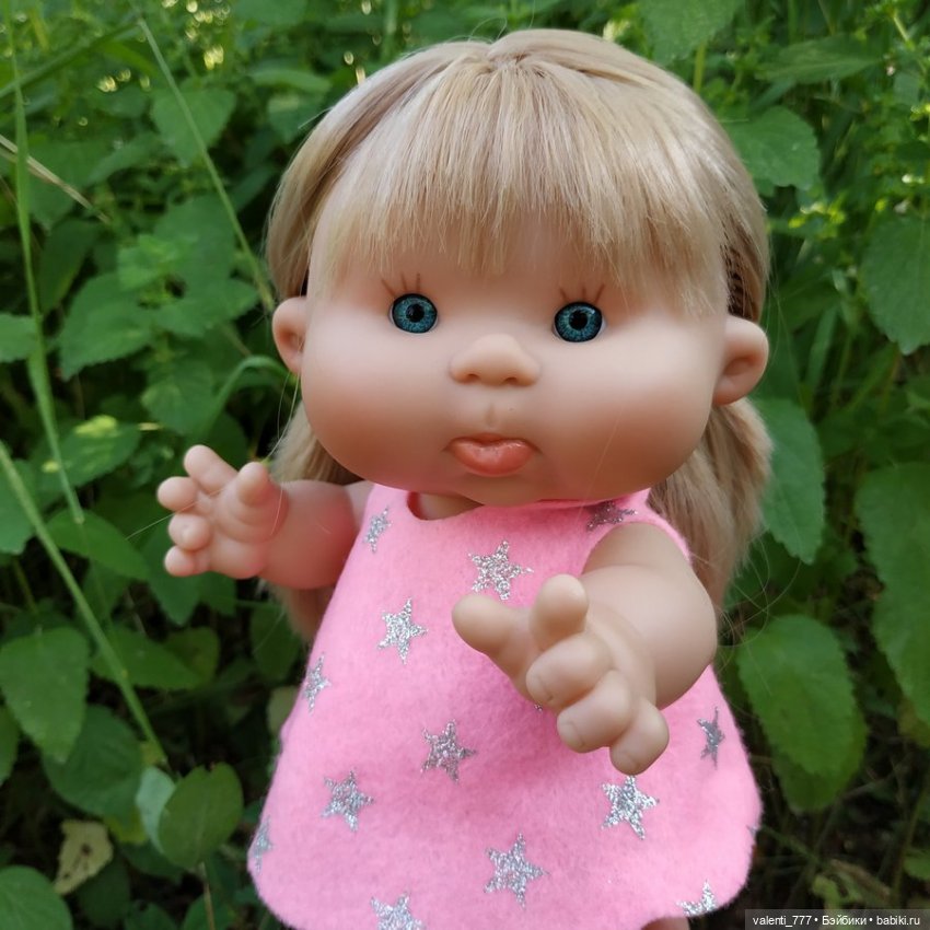 Булочка с ягодами — Куклы Nines d'Onil (Нинес): Миа (Mia) (фото 3)