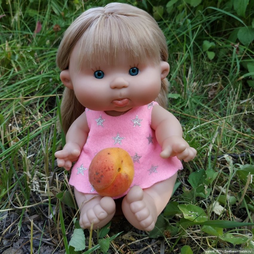Булочка с ягодами — Куклы Nines d'Onil (Нинес): Миа (Mia) (фото 9)