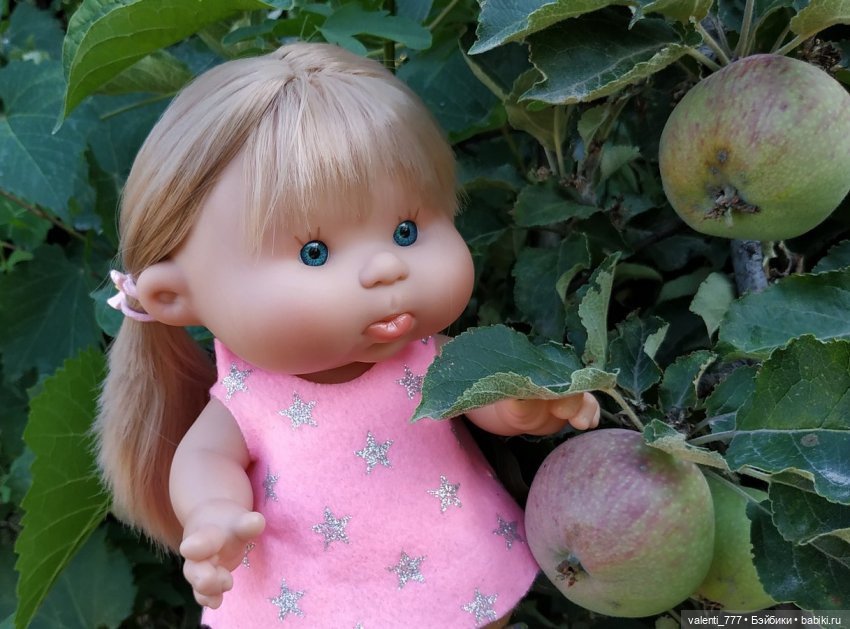 Булочка с ягодами — Куклы Nines d'Onil (Нинес): Миа (Mia) (фото 4)