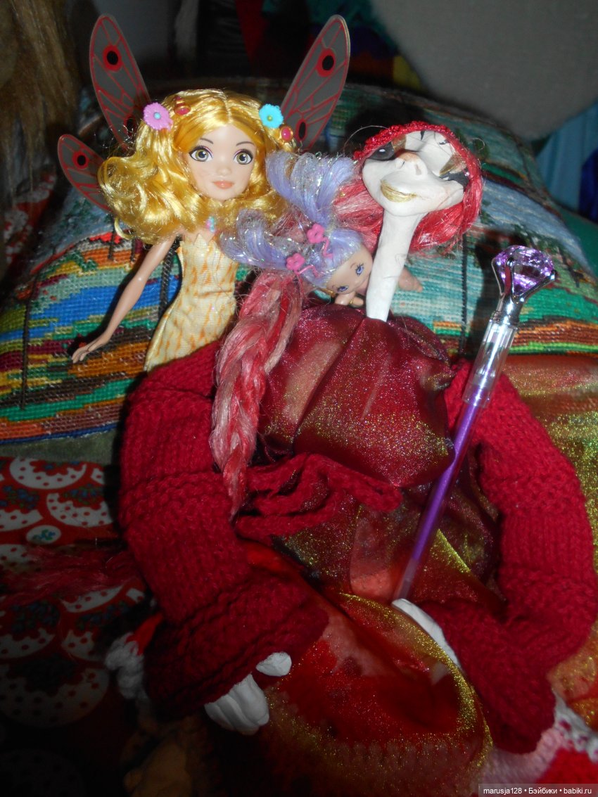 Дед Мороз раздаёт подарки и... спасает королеву