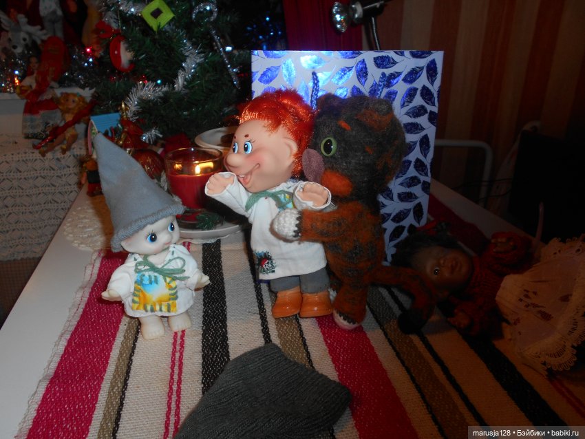 Дед Мороз раздаёт подарки и... спасает королеву