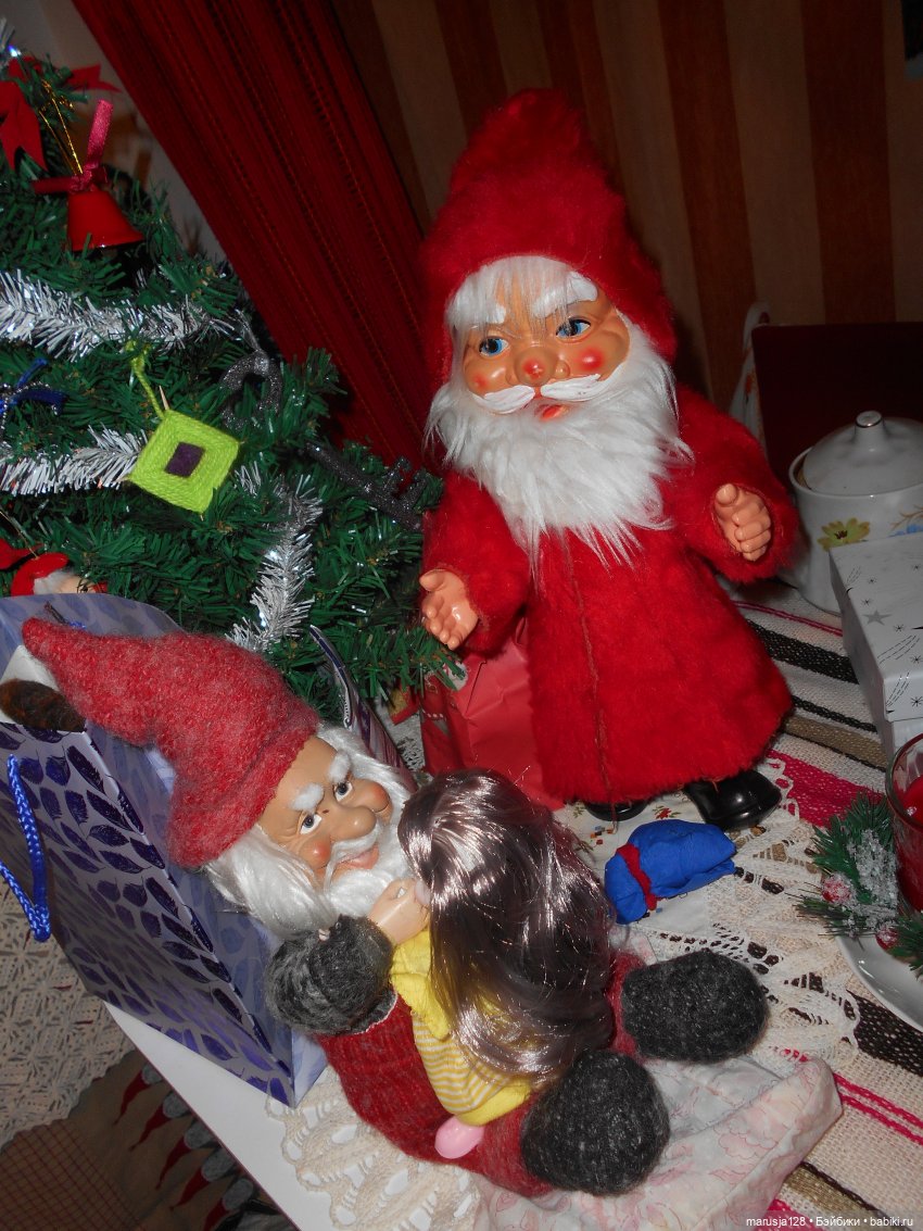 Дед Мороз раздаёт подарки и... спасает королеву