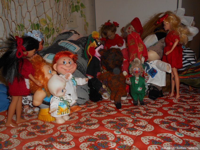 Дед Мороз раздаёт подарки и... спасает королеву