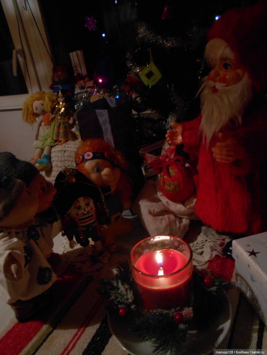 Дед Мороз раздаёт подарки и... спасает королеву