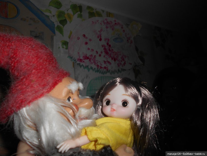 Дед Мороз раздаёт подарки и... спасает королеву