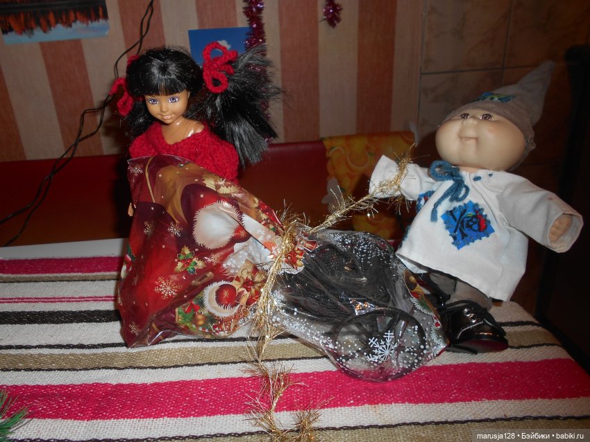 Дед Мороз раздаёт подарки и... спасает королеву