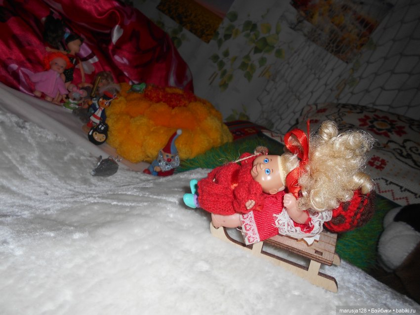 Дед Мороз раздаёт подарки и... спасает королеву