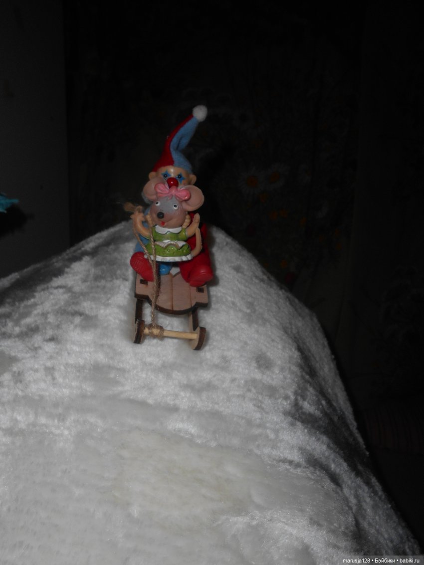 Дед Мороз раздаёт подарки и... спасает королеву