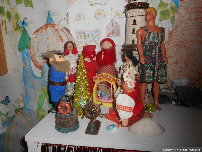 Дед Мороз раздаёт подарки и... спасает королеву